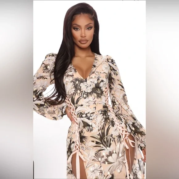 🚨🚨NWT FASHIONNOVA NEW YEAR CHRISTMAS DRESS 🚨🚨 - Picture 2 of 7